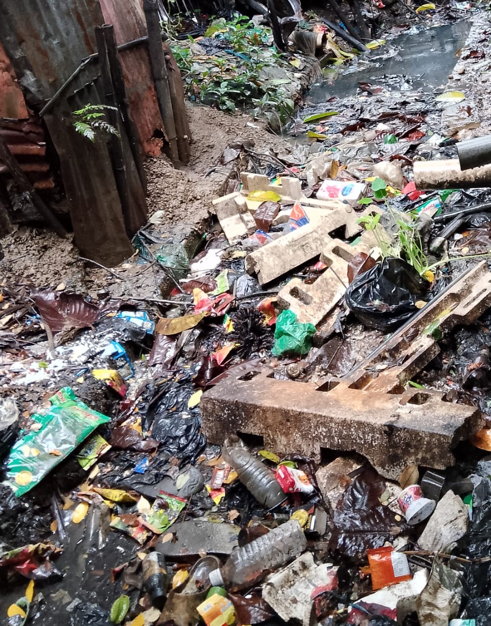 পানি নিষ্কাশনের পথ বন্ধ স্লাব না থাকায় ডাস্টবিনে পরিনত ড্রেইন