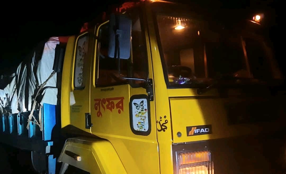 বোচাগঞ্জে ট্রাকের ধাক্কায় দুই সাংবাদিক গুরুতর আহত — এলাকাবাসী আটক ট্রাক, জব্দ করলো পুলিশ