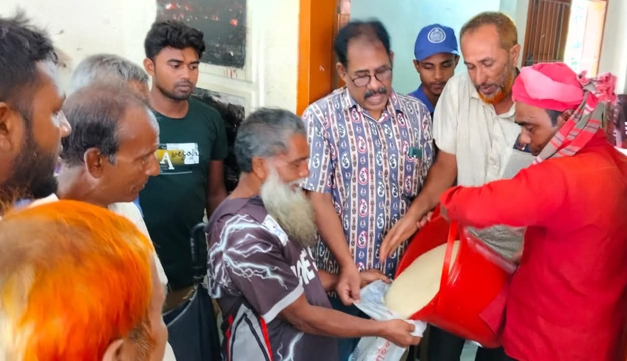 পাঁচবিবিতে ভিজিএফের চাল বিতরণ