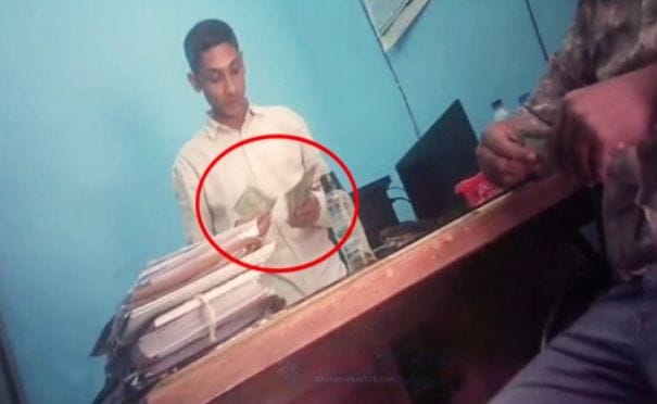 গুনে গুনে ঘুষের টাকা নিচ্ছেন চুয়াডাঙ্গা জনস্বাস্থ্য প্রকৌশল অধিদপ্তরের ক্যাশিয়ার উজ্জ্বল বড়ুয়া, ভিডিও ভাইরাল