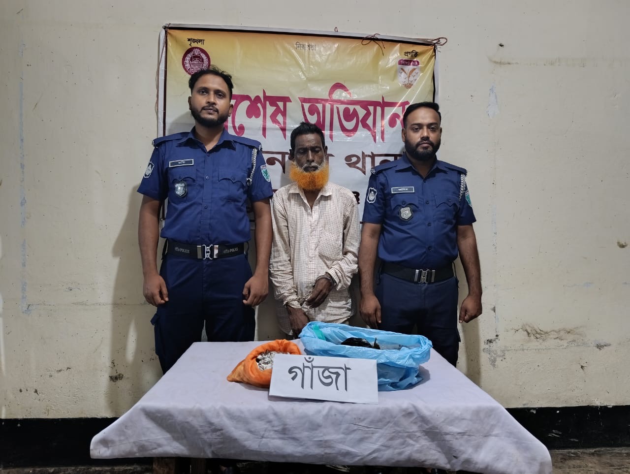 মধ্যনগরে কুখ্যাত মাদক ব্যবসায়ী গাঁজাসহ গ্ৰেফতার