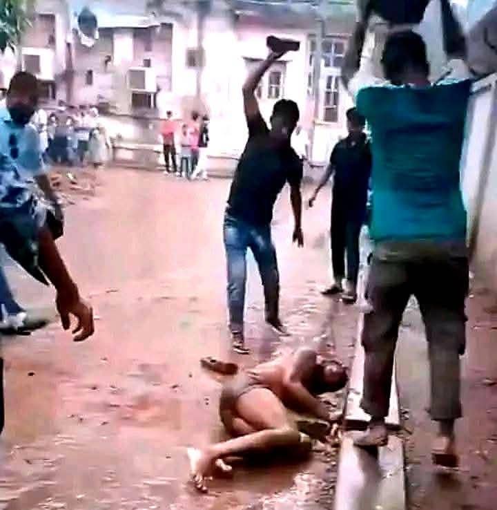 ঢাকা মিটফোর্ড হাসপাতাল এলাকায় পাথর ছুড়ে হত্যা জাহেলী যুগকে ও,হার মানিয়েছে,