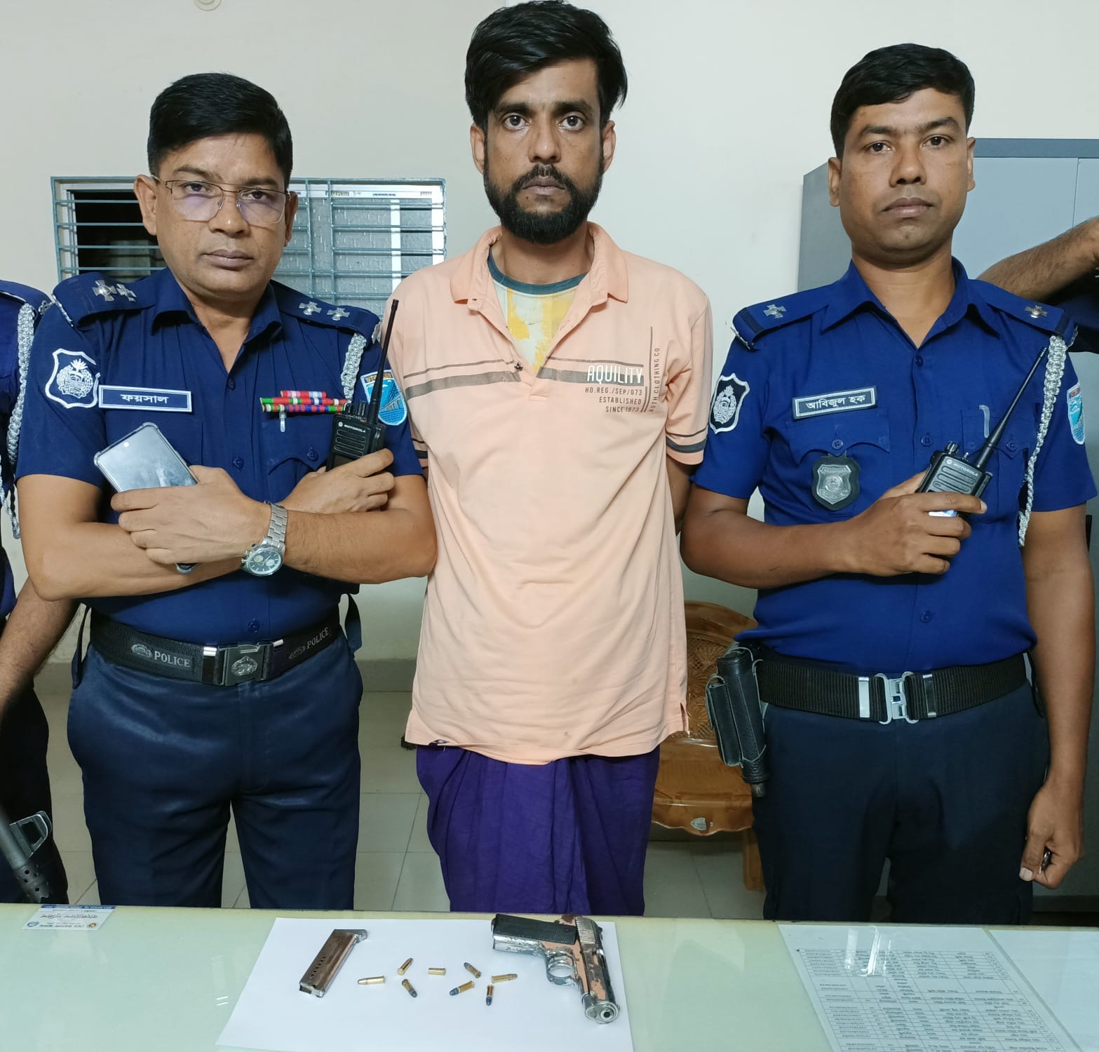 সাভারে আমিনবাজার পুলিশের চেকপোস্টে পিস্তল ও গুলিসহ সন্ত্রাসী টুটুল গ্রেফতার