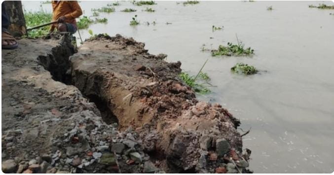 দুমকি উপজেলায়, পায়রা নদীর অব্যাহত ভাঙনে বিলীন হচ্ছে ঘরবাড়ি, আতঙ্কে নদীর কুলের মানুষেরা