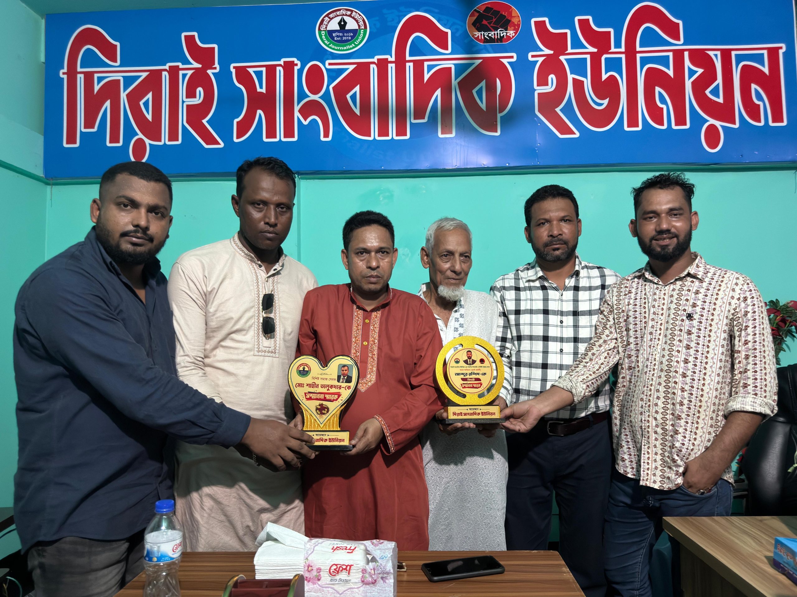 দিরাই সাংবাদিক ইউনিয়নের উপদেষ্টা দুবাই প্রবাসী আব্দুর রশিদ কে সম্মাননা স্মারক প্রদান