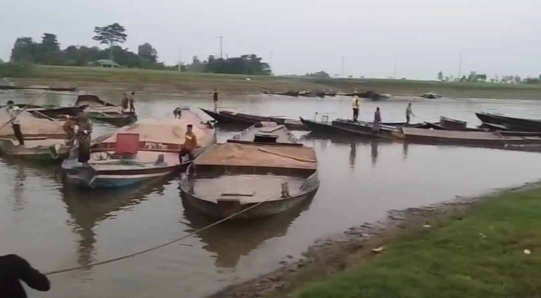 সুনামগঞ্জে ইজারাবিহীন ধোপাজান নদীর বালি লুটতরাজের মহোৎসব