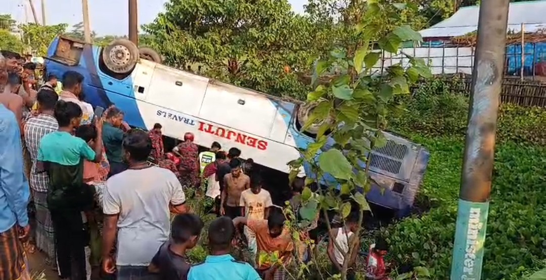 সুনামগঞ্জের পাগলা বাজার এলাকায় ঢাকাইয়া বাস উল্টে খাদে পড়ে মা ও মেয়ে ২জন নিহত, আহত ১০ জন