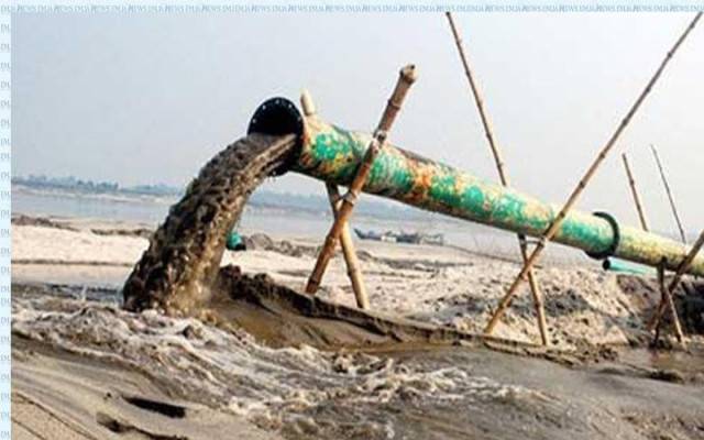 দিরাইয়ে প্রশাসনের নাকের ডগায় রাস্তায় উপর প্লাস্টিক পাইপ দিয়ে অবৈধ ভিট বালুর ব্যবসা জমজমাট