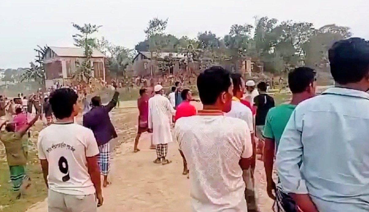 শান্তিগঞ্জে ধান শুকানোর খলা নিয়ে সং’ঘ’র্ষ, আ’হ’ত ১৫