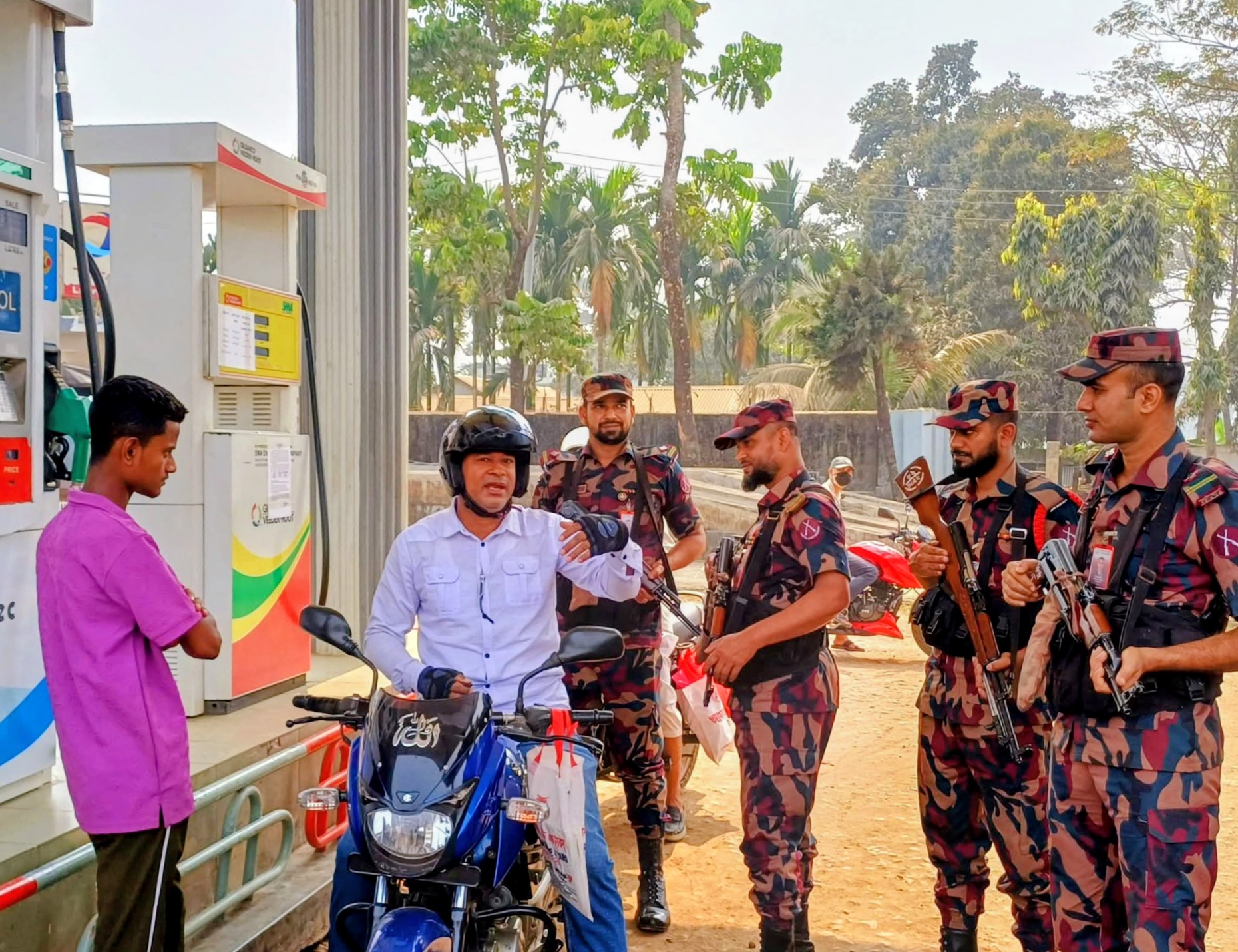 সুনামগঞ্জ সীমান্তে দিয়ে জ্বালানি তেল পা’চা’র প্রতি’রো’ধে বিজিবির তৎপরতা