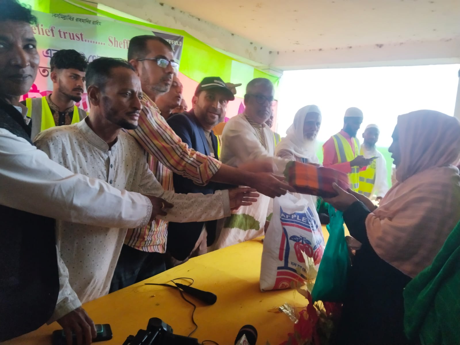 দিরাইয়ে সুবিধা বঞ্চিত পরিবারের মাঝে ঈদ উপহার বিতরণ