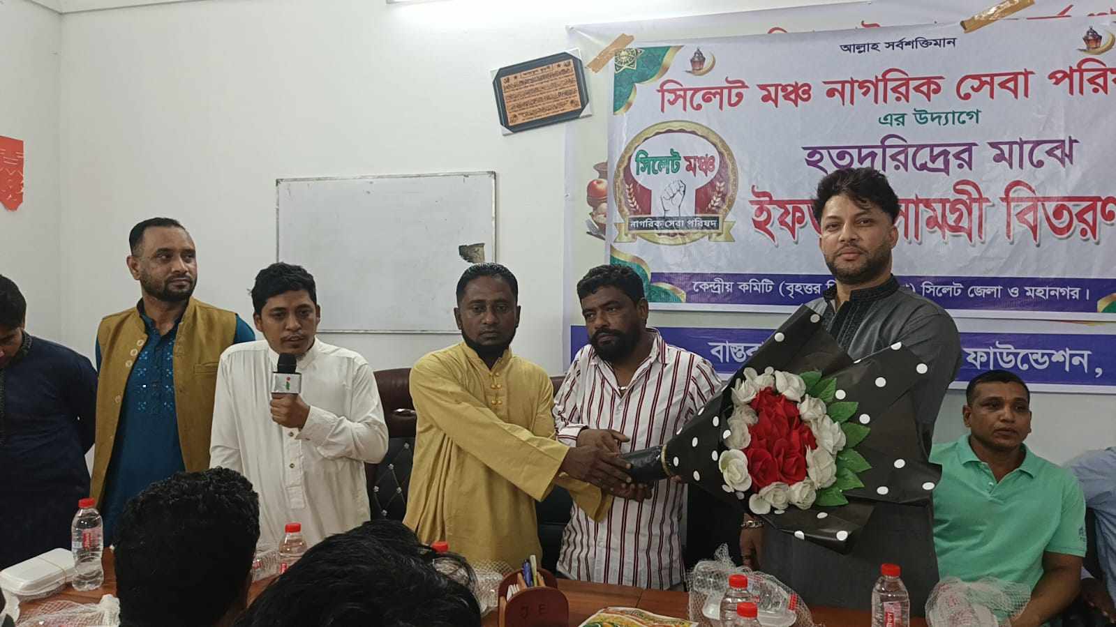 পথচারী মানুষের মাঝে ইফতার বিতরন করে সিলেট মঞ্চ নাগরিক পরিষদ