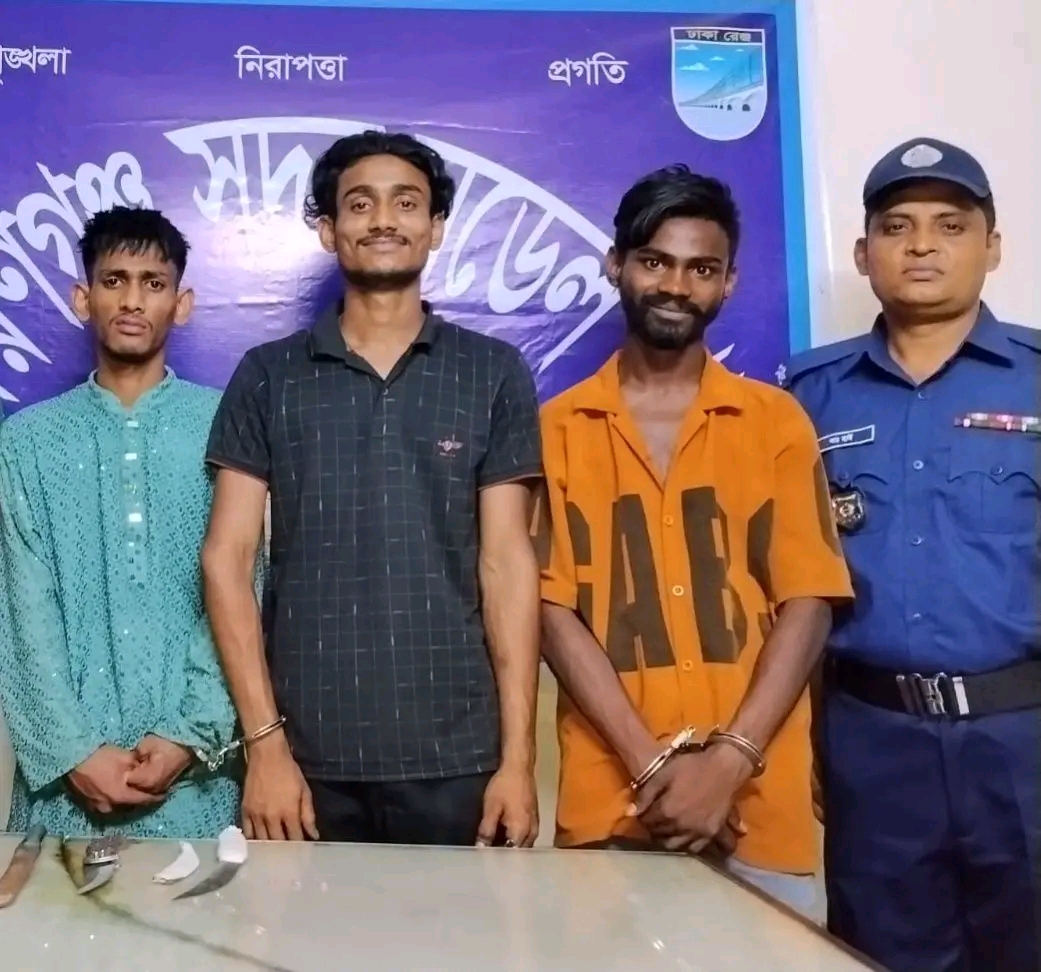 নারায়ণগঞ্জ সদরে ডাকাতির প্রস্তুতিকালে সুইচ গিয়ার, ছোরা ও রডসহ গ্রেপ্তার ৩
