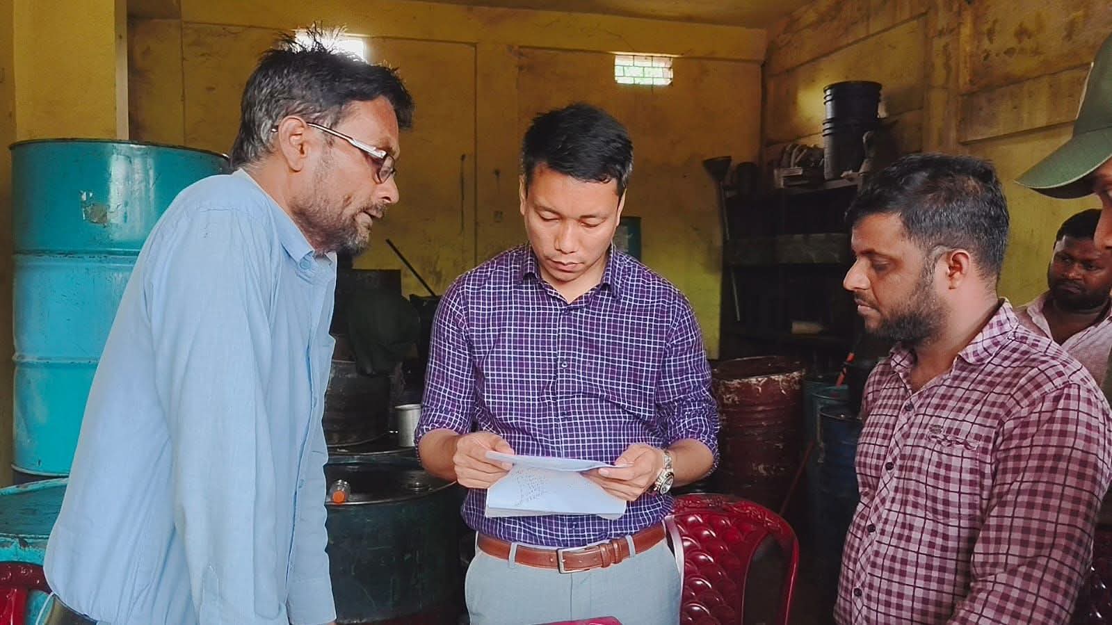 দোয়ারাবাজারে অতিরিক্ত দামে তেল বিক্রি: ভ্রাম্যমাণ আদালতের অভিযানে ২৫ হাজার টাকা জরিমানা