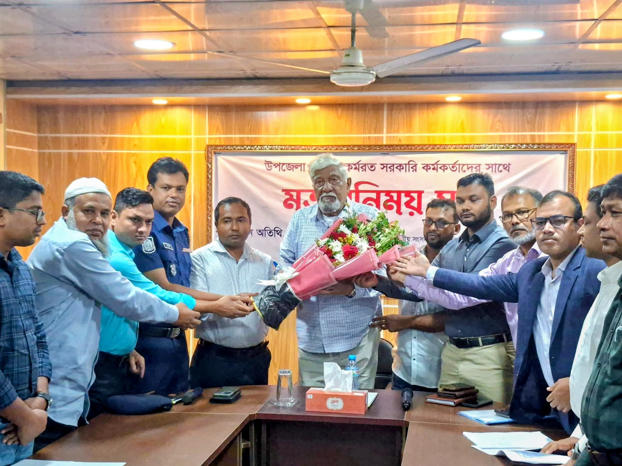 দিরাই উপজেলা প্রশাসনের ফুলেল শুভেচ্ছায় সিক্ত বীর মুক্তিযোদ্ধা নাছির উদ্দীন চৌধুরী এমপি
