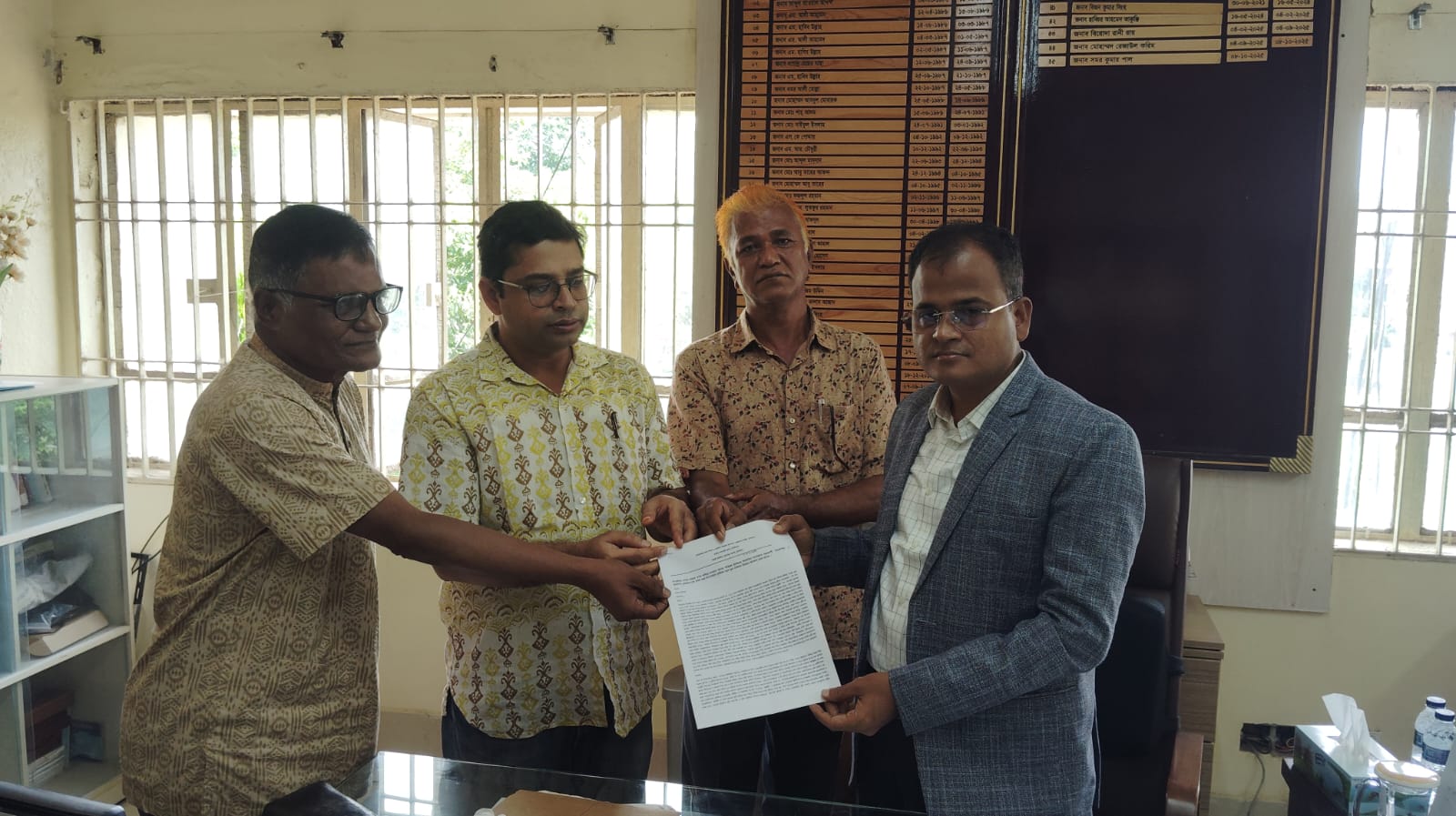 হাওরাঞ্চলে ফসলডুবিতে ক্ষতিগ্রস্ত কৃষকদের বছরব্যাপী সয়াতা প্রদানের দাবিতে জেলা প্রশাসক বরাবর স্মারকলিপি প্রদান