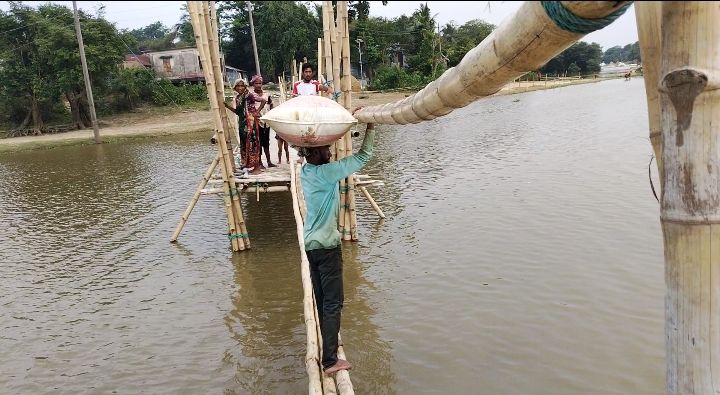 দিরাইয়ে পিয়াইন নদীর নড়বড়ে বাঁশের সাঁকো: জীবনের ঝুঁকিম