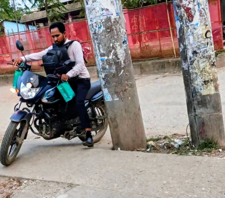 দিরাই পৌর শহরে সড়কের মাঝেই দুই বৈদ্যুতিক খুঁটি: রোগী ও পথচারীদের চরম ভোগান্তি