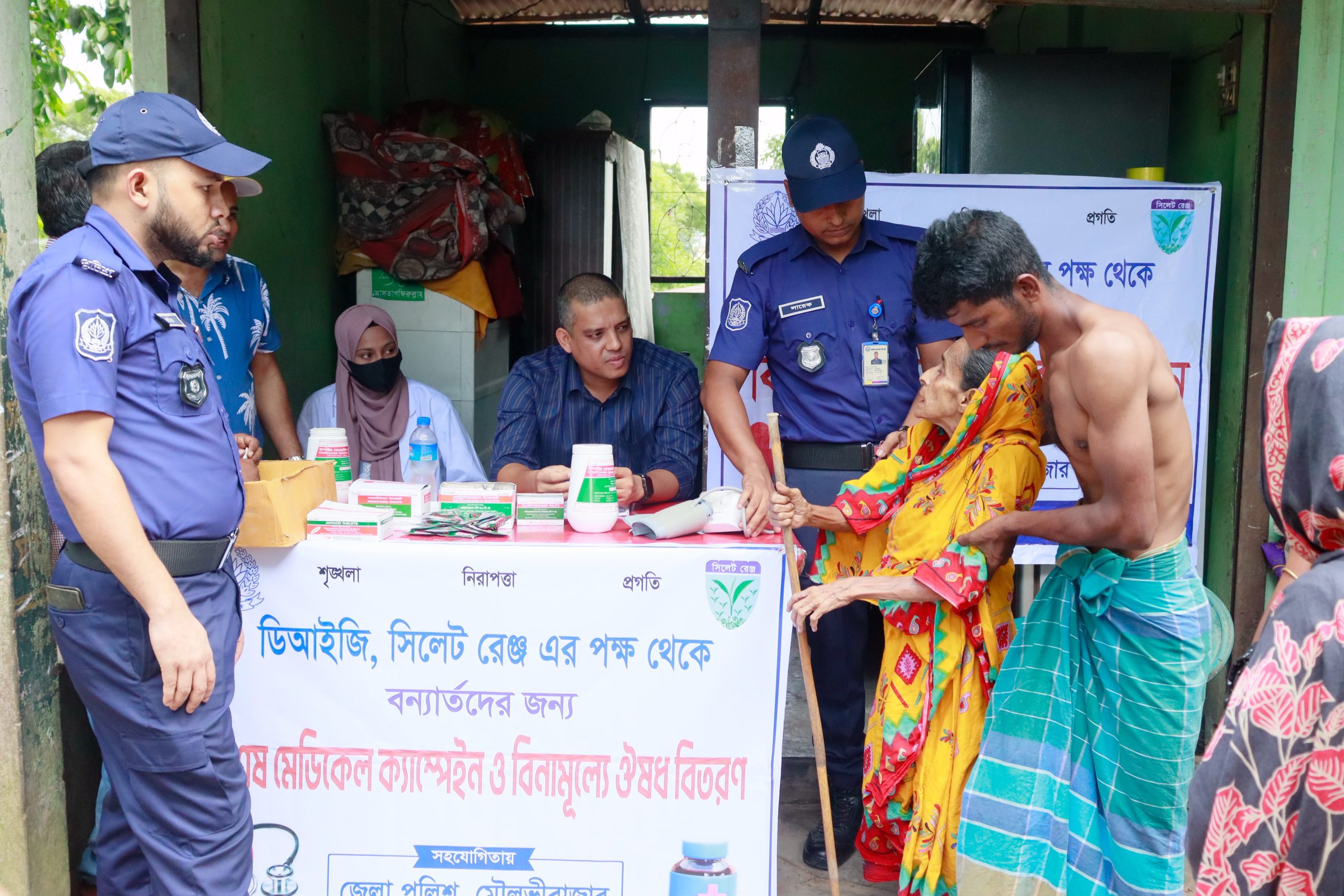 মৌলভীবাজারে বন্যাকবলিতদের পাশে সিলেট রেঞ্জের ডিআইজি: বিশেষ মেডিকেল ক্যাম্প ও বিনামূল্যে ওষুধ বিতরণ শুরু