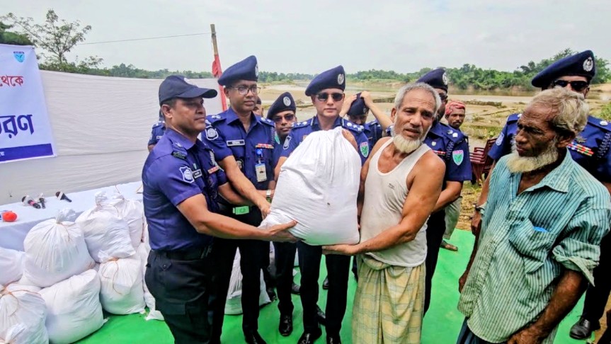 মৌলভীবাজারে বন্যার্তদের পাশে পুলিশ