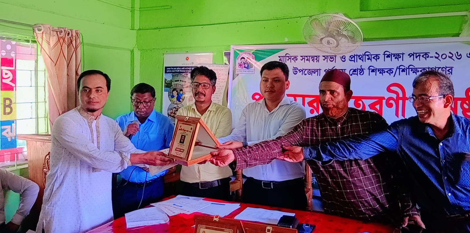 শান্তিগঞ্জে প্রাথমিক শিক্ষা পদক, শ্রেষ্ঠ শিক্ষক-শিক্ষিকাদের পুরস্কৃত
