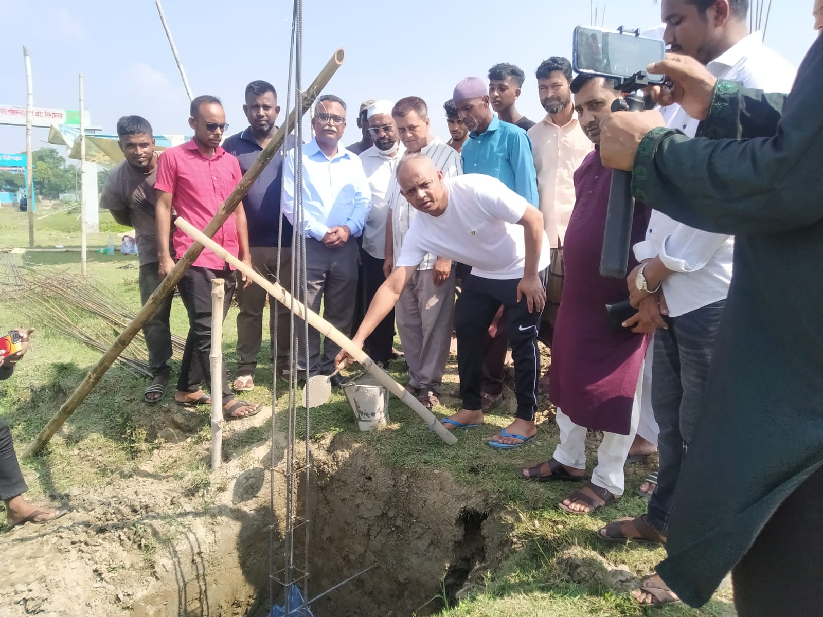 জগন্নাথপুরে ইছরাক আলী এন্ড খাইরুননেছা প্রাথমিক বিদ্যালয়ের ভিত্তিপ্রস্থর স্থাপন