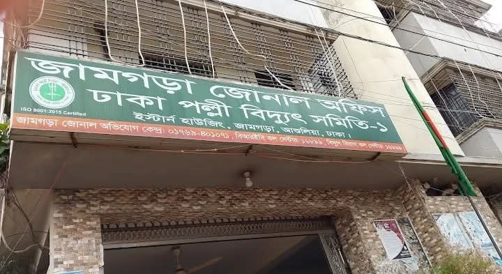 আশুলিয়ায় দীর্ঘ সময় বিদ্যুৎহীন, দুর্ভোগে শ্রমিক-জনতা