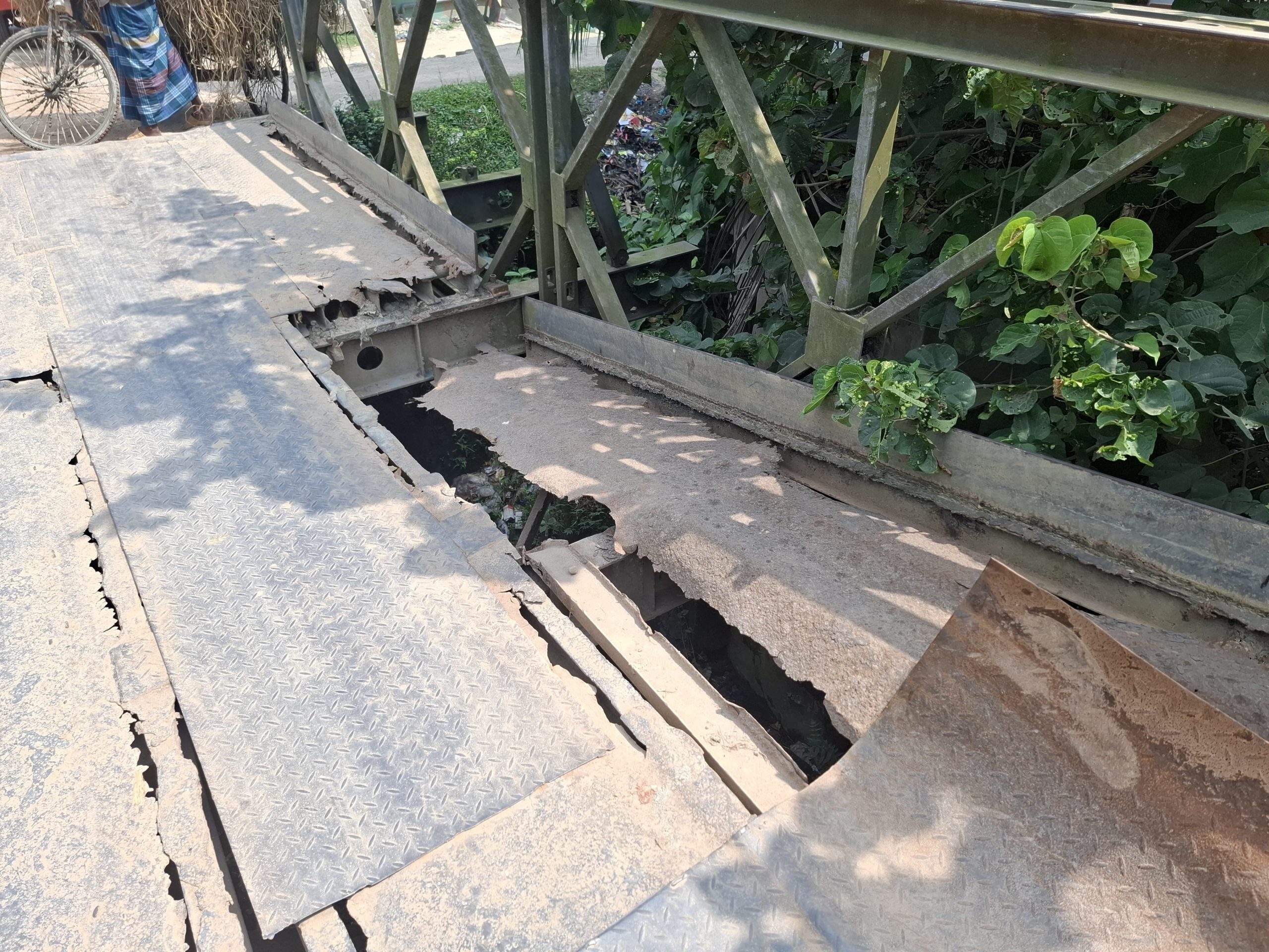 ত্রিশালে খীরু নদীর জরাজীর্ণ ব্রিজ যেন মৃত্যুফাঁদ
