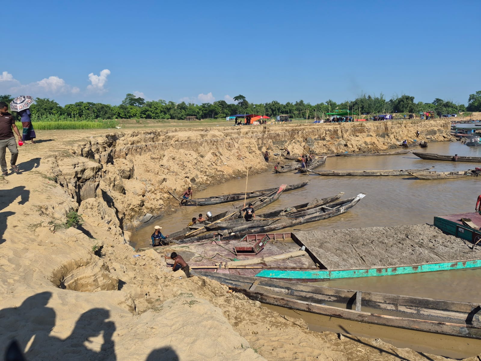 চেলা নদীর বালু লুটে প্রতিবাদকারী ও শ্রমিকদের বিরুদ্ধে মামলা, আড়ালে রাঘববোয়ালরা?