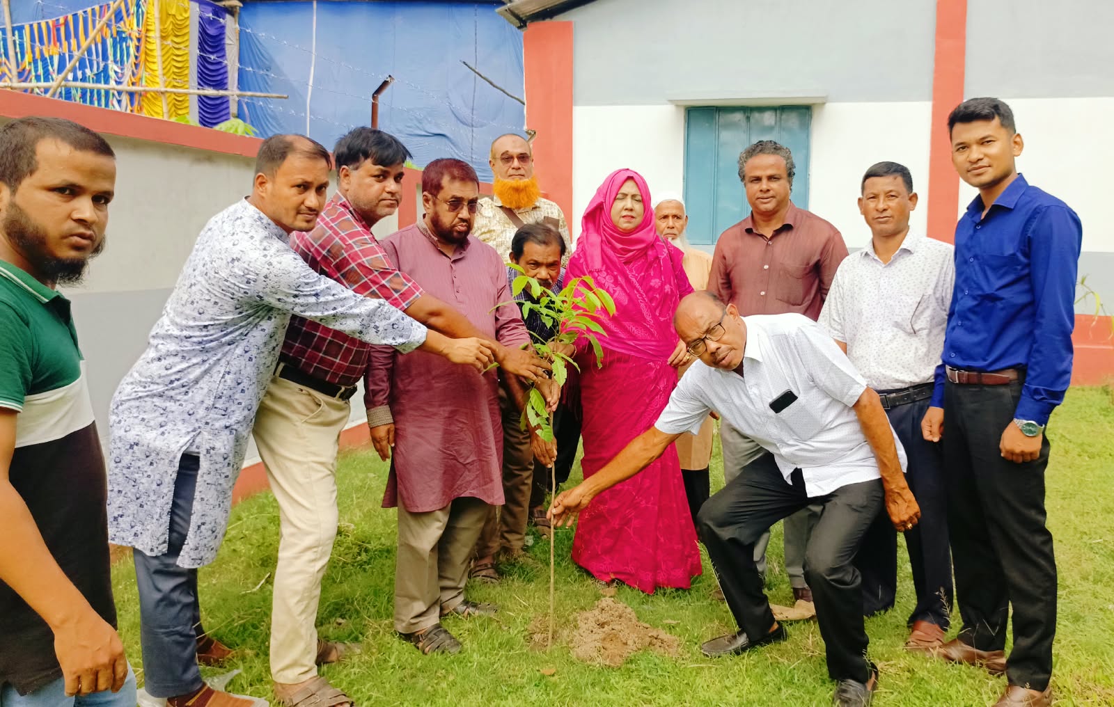 বীরগঞ্জ মডেল প্রেসক্লাবের উদ্যোগে বৃক্ষরোপণ কর্মসূচি