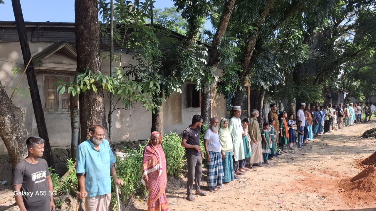 জগন্নাথপুরে রাস্তায় কলেজ প্রশাসনের দেয়াল নির্মাণের উদ্যোগ: ১৫০ পরিবারের পথ বন্ধের আশঙ্কায় প্রতিবাদ সভা