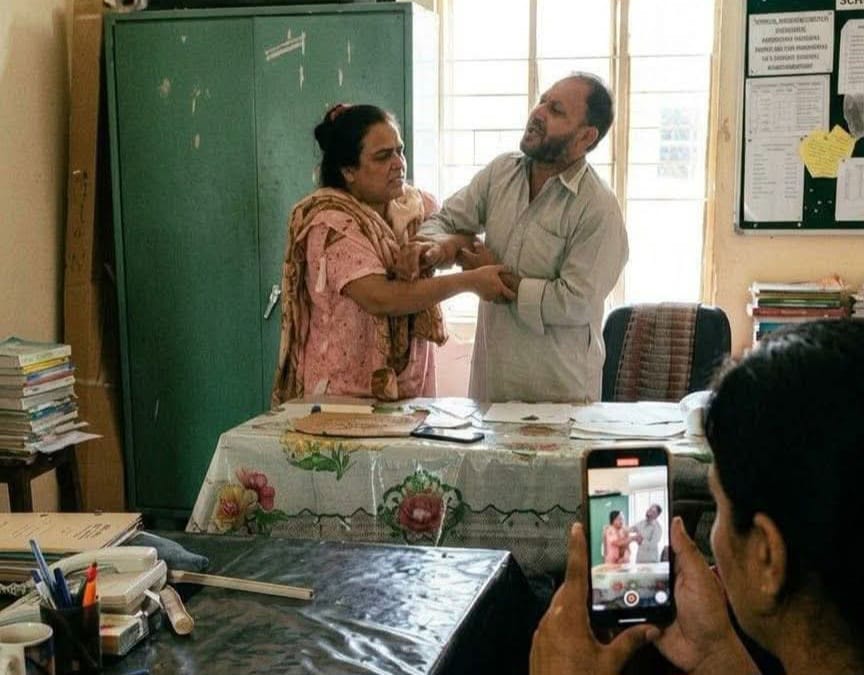 ফুলবাড়ীয়ায় স্কুলের অফিসকক্ষে স্বামী-স্ত্রী শিক্ষকের মারামারি, ভিডিও ভাইরাল