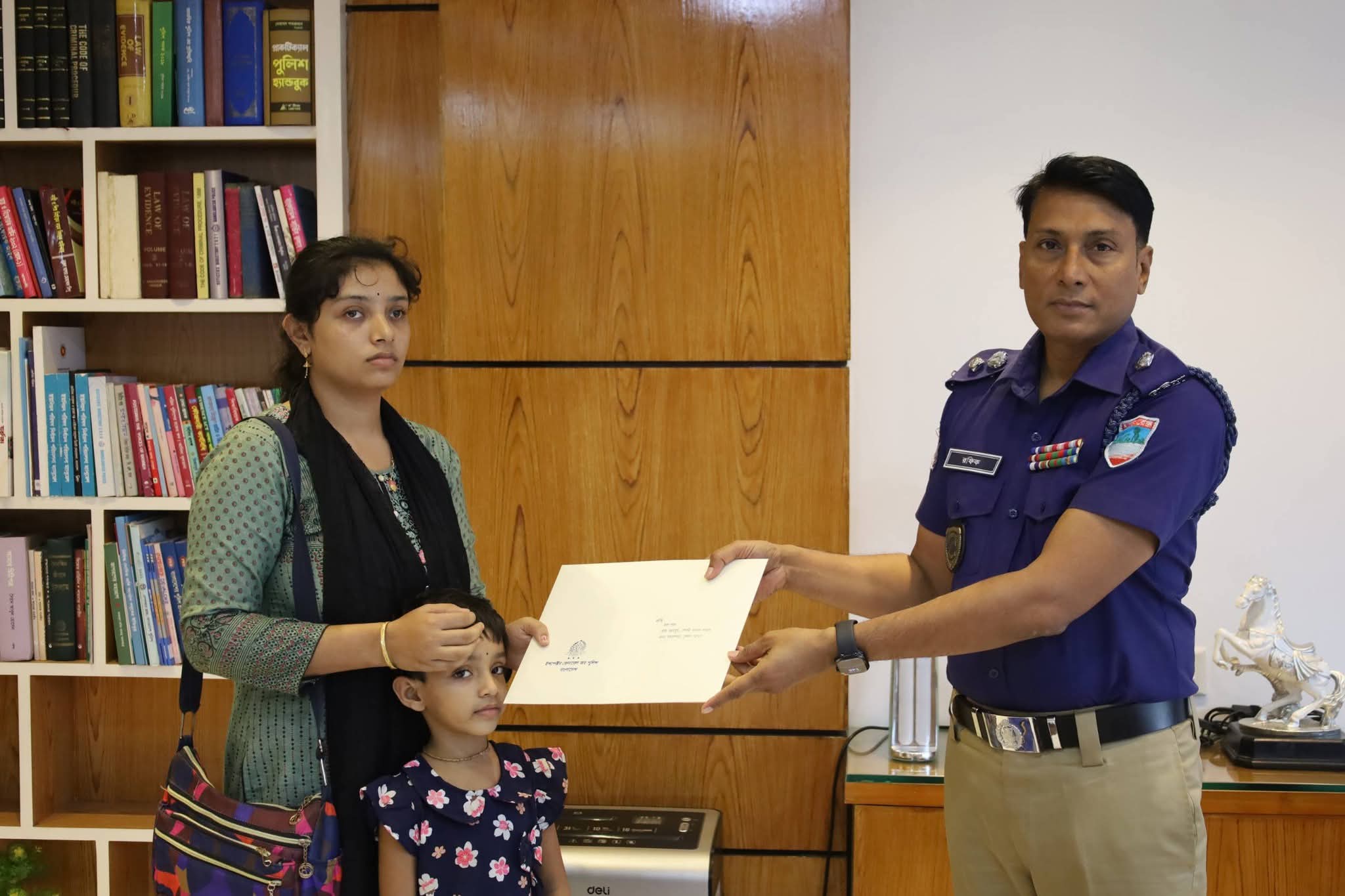 আইজিপির পক্ষ থেকে যশোরে কর্তব্যরত অবস্থায় জীবন উৎসর্গকারী দুই পুলিশ সদস্যের পরিবারকে দুর্গাপূজার উপহার