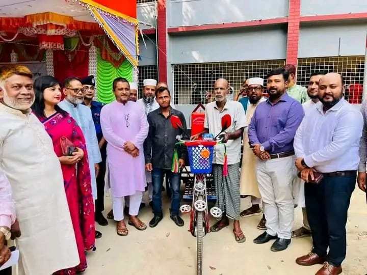 চুয়াডাঙ্গায় প্রতিবন্ধী সন্তানের বাবার মুখে হাসি ফুটালেন এমপি রাসেল