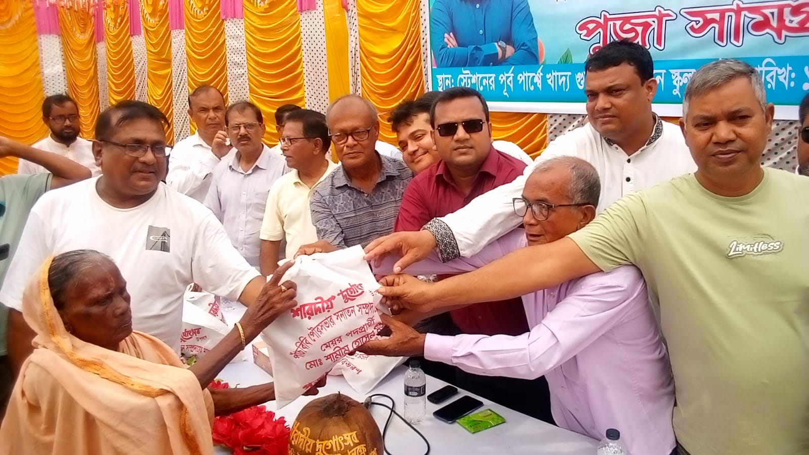 পাঁচবিবিতে ১৮শ’ পরিবারের মাঝে মেয়র প্রার্থী শামীমের পূজাসামগ্রী বিতরণ