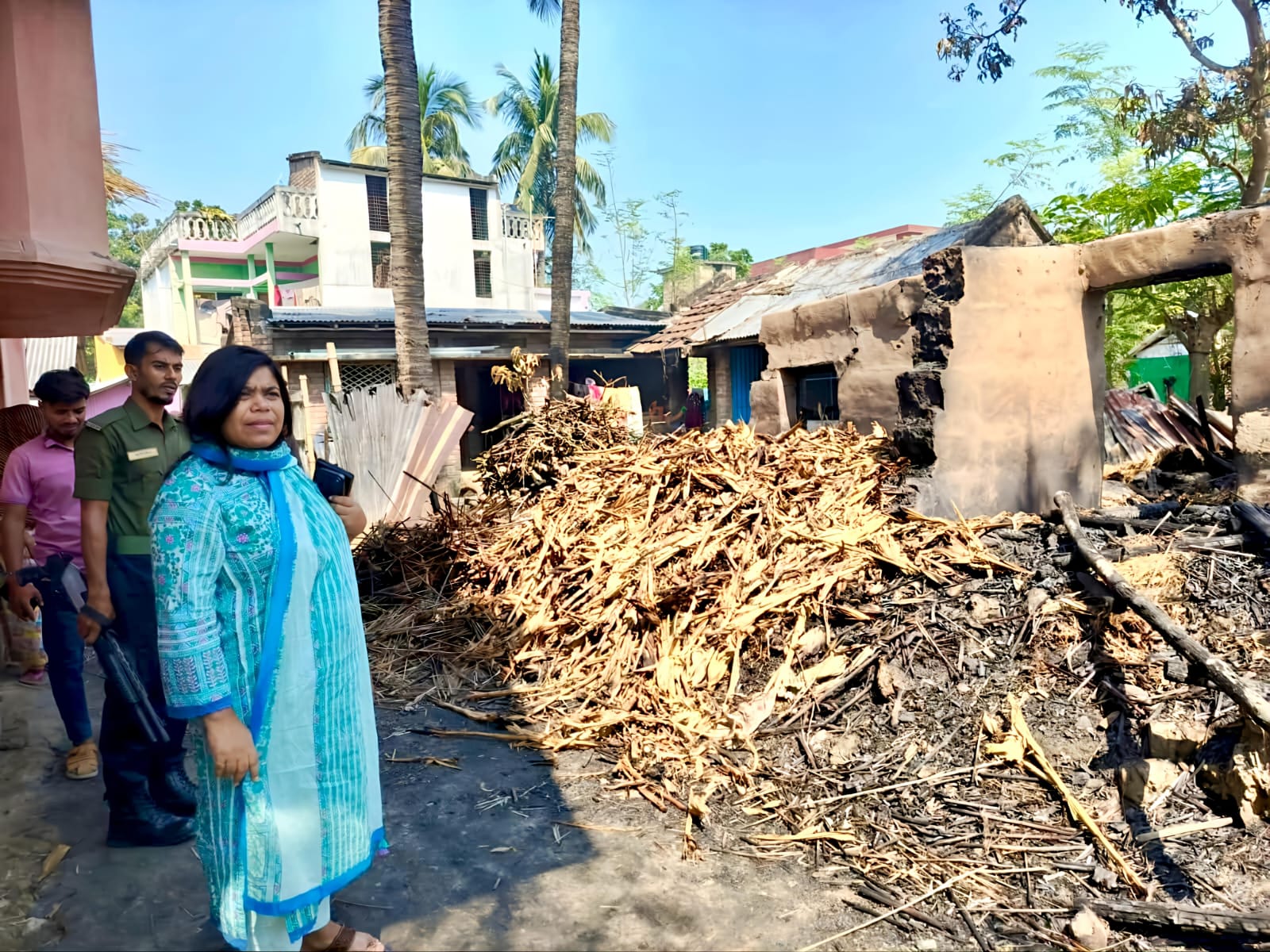 কুতুবপুরে অগ্নিকাণ্ডে ক্ষতিগ্রস্ত পরিবারের পাশে দামুড়হুদা উপজেলা প্রশাসন
