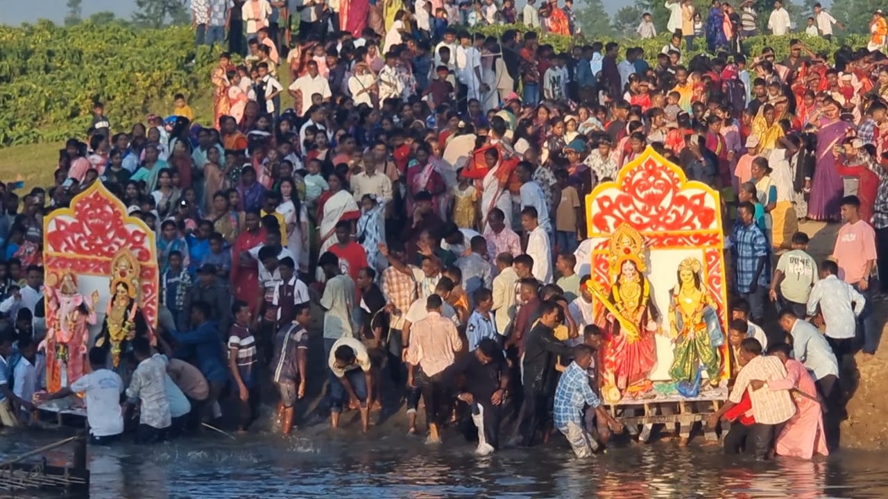 বিজয়া দশমীতে চোখের জলে মা দূর্গাকে বিদায় জানালেন গোয়াইনঘাটের সনাতনী ধর্মাবলম্বীরা