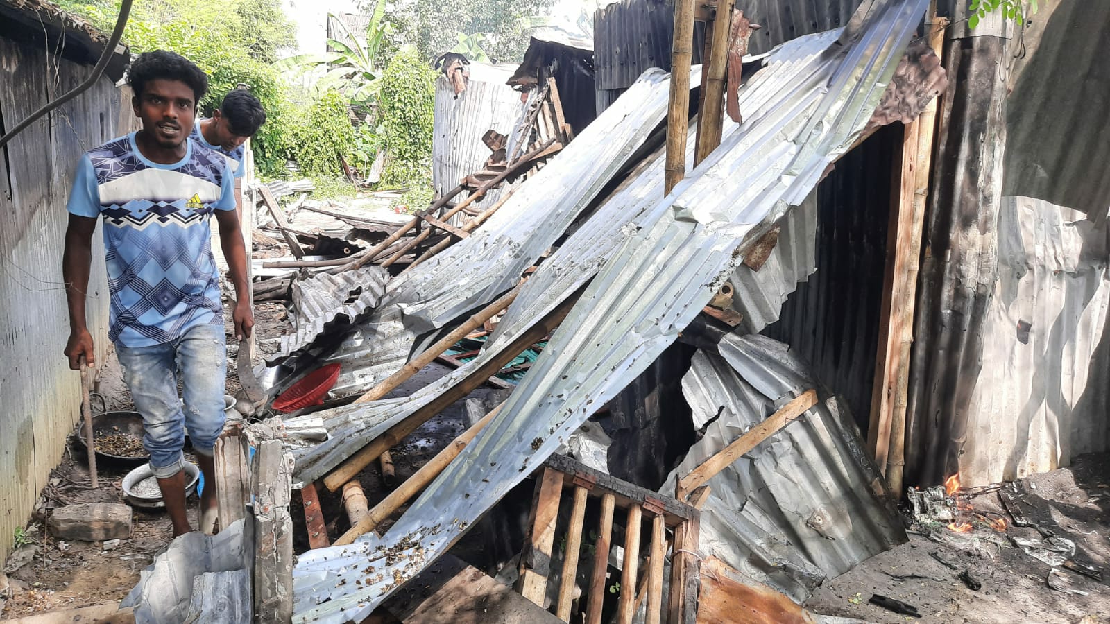 আদমদীঘির হিজরাপল্লীর ৫-৭ জন মাদক কারবারীর বাড়িঘর ভাঙচুর ও অগ্নিসংযোগ