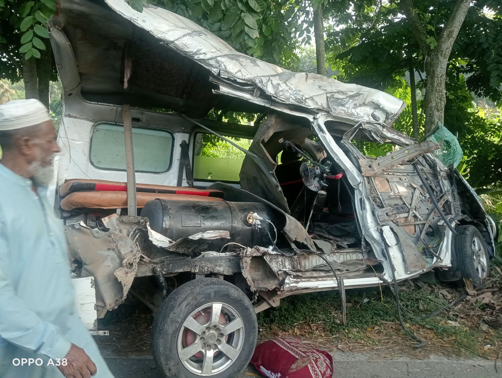 মধুখালীতে বাস-এ্যাম্বুলেন্সের মুখোমুখি সংঘর্ষে নিহত-৩