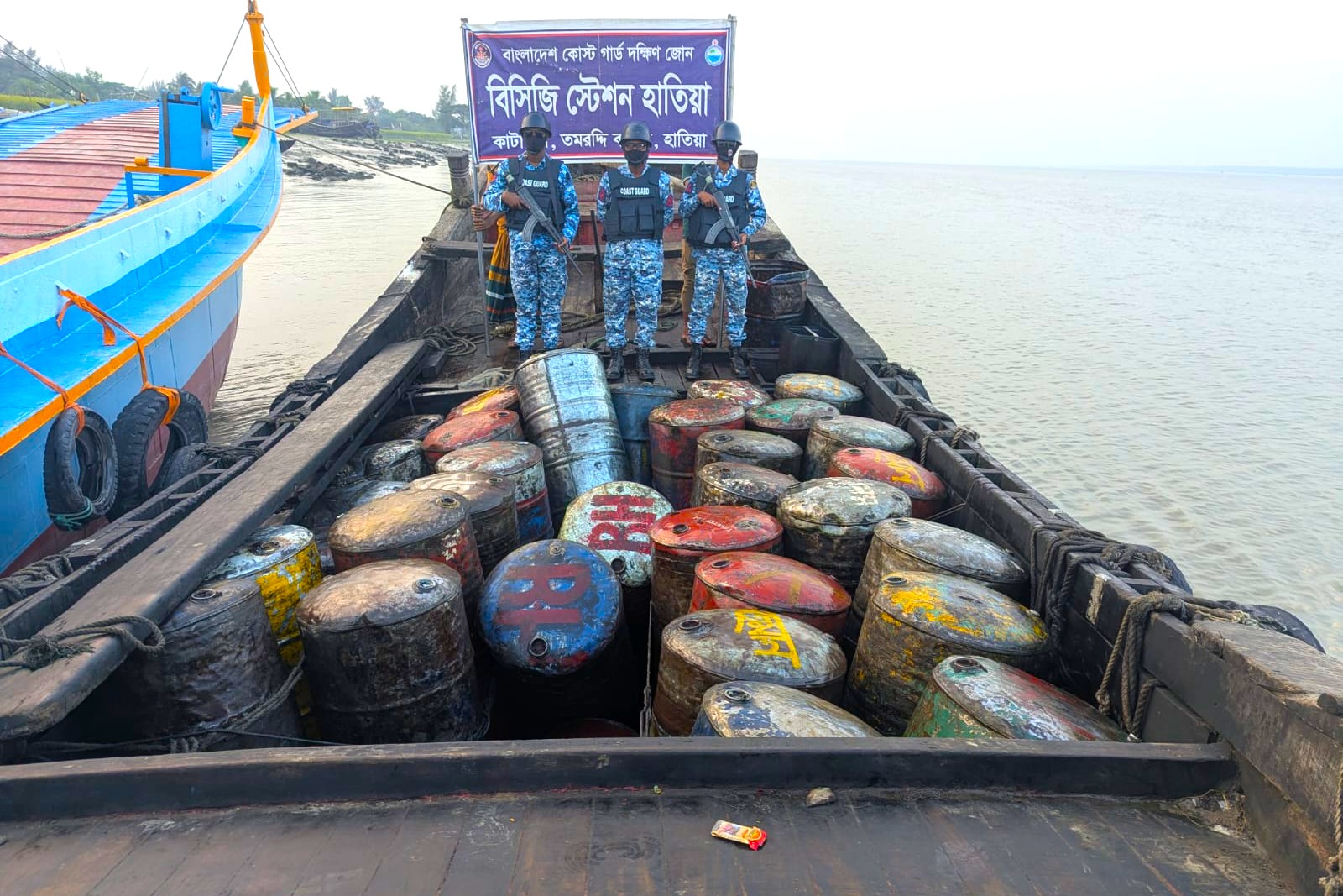 নোয়াখালীর হাতিয়ায় শুল্ক ফাঁকি দিয়ে আনা বিপুল পরিমাণ অবৈধ পামওয়েল জব্দ।