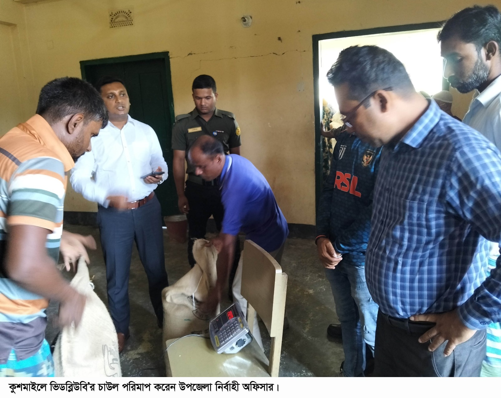 কুশমাইলে ভিডব্লিউবি’র চাল বিতরণে ওজনে অসংগতি, বস্তারও বেহাল দশা